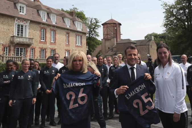 Clou du spectacle, Brigitte et Emmanuel Macron se sont vus remettre un maillot avec leur numéro