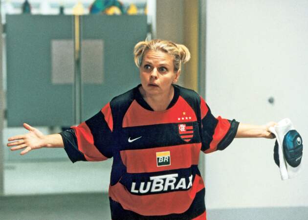 Isabelle Nanty joue Sylvie, coach de l'équipe de foot féminine dans 3 Zéros