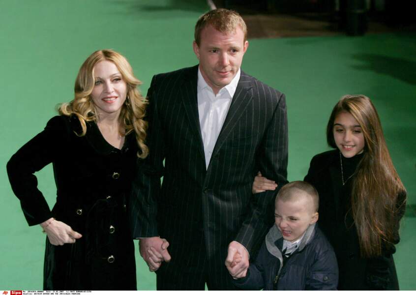 Lourdes et Rocco en compagnie de leus parents Madonna et Guy Ritchie à Londres en 2007