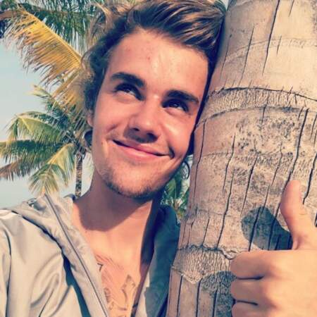 Justin Bieber a trouvé son palmier favori et ça le rend HEU-REUX. 