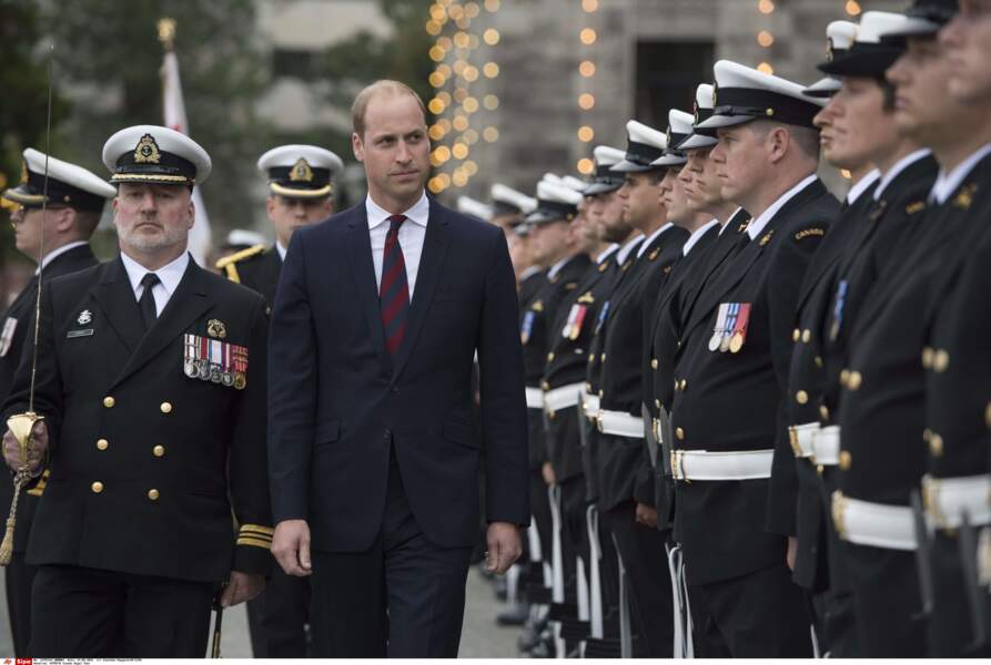 William vient saluer les troupes de la royal navy