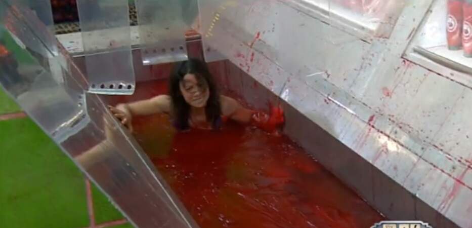 Petit bain de ketchup pour Anne-Gaëlle Riccio (ah ça, elle ne va pas regretter d'être venue)