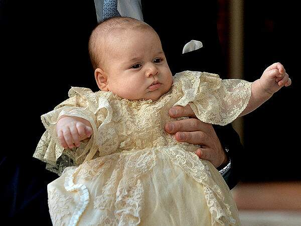 Comme tous les enfants royaux, il porte la robe de baptême de Victoria, fille aînée de la reine Victoria