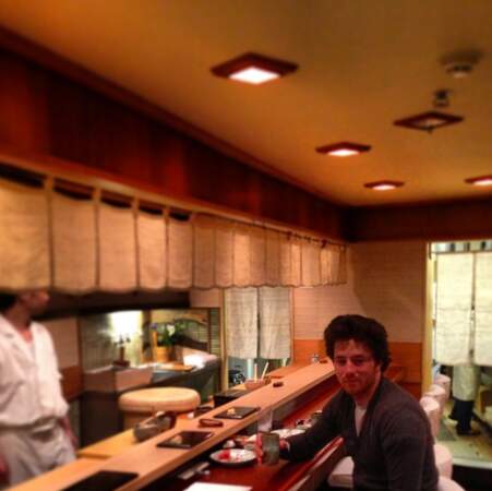 Au Japon, Jean en profite pour se perfectionner auprès du maître des sushis