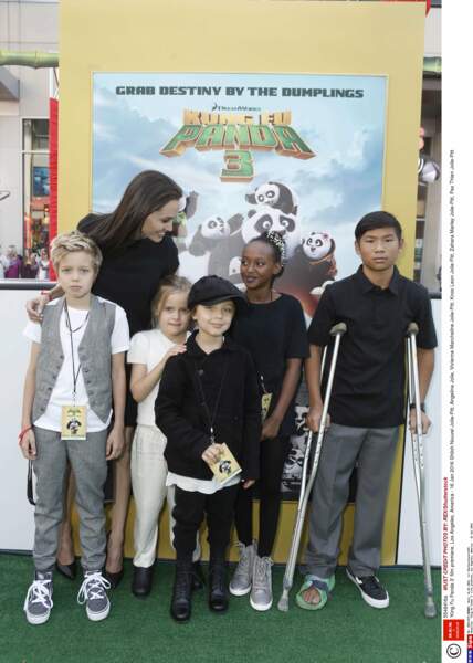Angelina Jolie avec une partie de ses bambins, dont les jumeaux Vivienne et Knox (8 ans) mais aussi Zahara (11 ans)