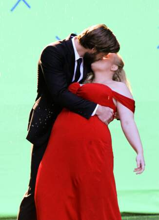 Liam Hemsworth et Rebel Wilson s'embrassent sur le tournage du film "Isn't it romantic" de Todd Strauss-Schulson 