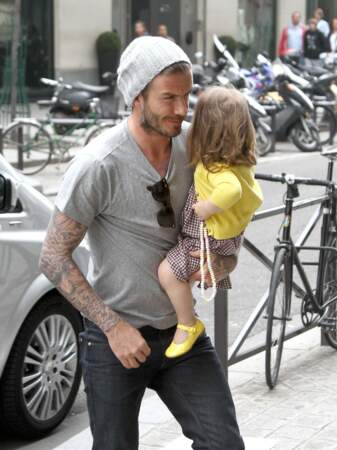 Dans les bras de son papa David Beckham, l'adorable Harper est top tendance (comme maman) en robe Vichy
