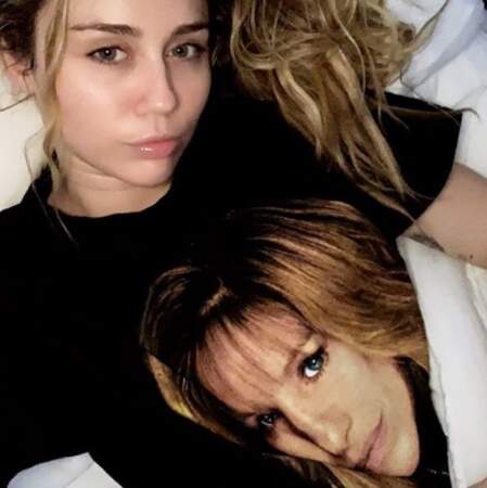 Vous aimez bien Barbra Streisand ? Miley Cyrus beaucoup, au point d'avoir un t-shirt à son effigie.