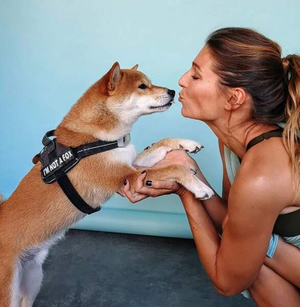 Laury Thilleman en embrasse carrément un chien 