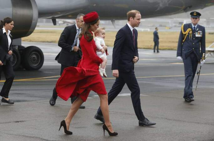 George est scruté, mais on notera aussi l'ultra-classe de Kate, duchesse de Cambridge 