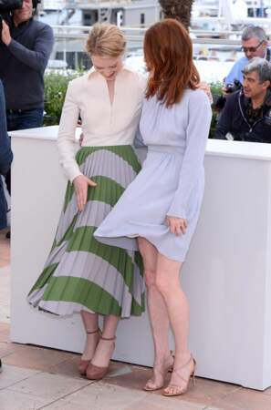 Mia Wasikowska et Julianne Moore, surprises par le vent