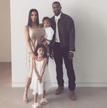 Jolie photo de famille pour Kim Kardashian, Kanye West et leurs enfants. 