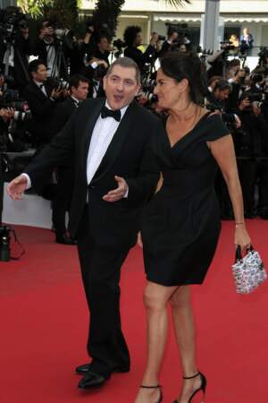 Yves Calvi n'est pas venu seul pour traverser le tapis rouge de Cannes