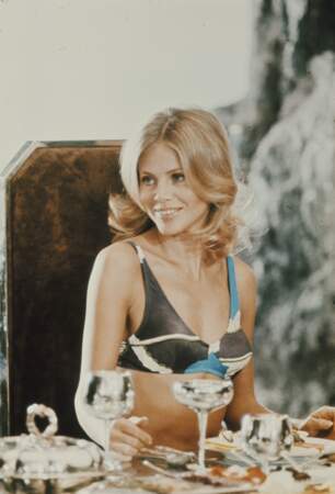 L'actrice suédoise Britt Ekland, James Bond Girl dans L'homme au pistolet d'or, est juste SU-BLI-ME !