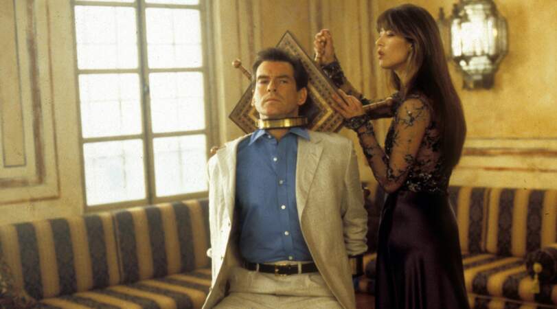 En tenue légère et sexy, Elektra King (Sophie Marceau) torture 007 (Pierce Brosnan) dans Le monde ne suffit pas.