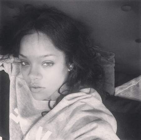 Noir et blanc également pour Rihanna, accro au selfie