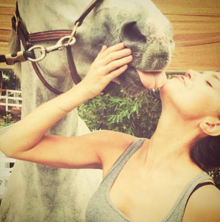 Hop, rien ne vaut un french kiss avec un cheval. Après tout pourquoi pas... 
