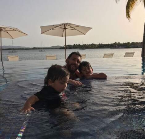 Leo Messi, lui, préfère la piscine sous les palmiers pour passer du temps avec ses enfants 