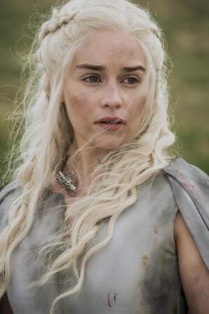 Emilia Clarke incarne Daenerys, reine tolérante puis impitoyable, escortée de ses trois dragons