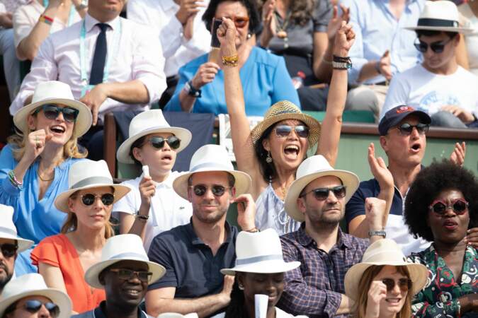 Julie Gayet (à gauche) et Woody Harrelson (à dr.) font partie des stars vues à la finale dames de Roland Garros