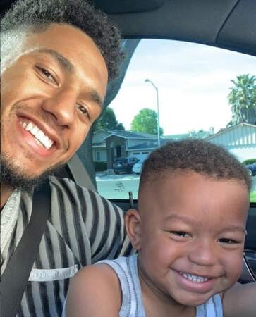 Le petit Ali hilare en voiture avec son père