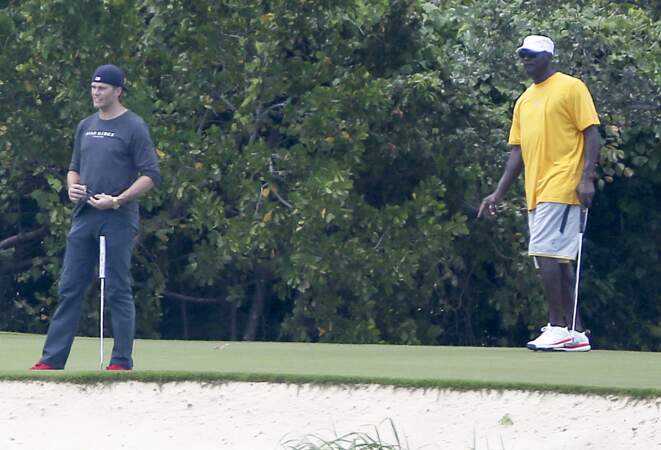 Jamais marre des balles et des ballons, même en vacances : Tom Brady et Michael Jordan en pleine partie de golf. 