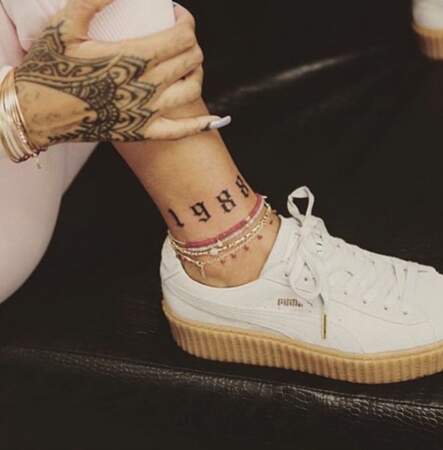 Parmi les nouveautés de cet été, le tatouage pour Rihanna qui a "1988", son année de naissance, sur son pied droit