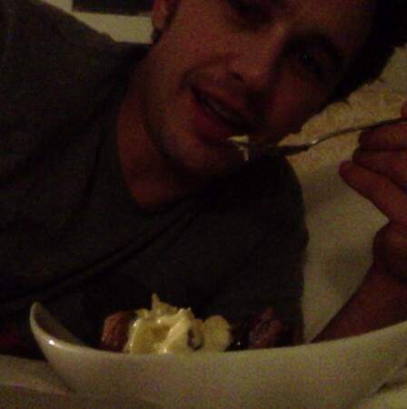 Pendant ce temps-là, James Franco mange de la glace dans son lit. 