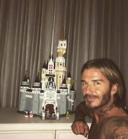 Papa parfait, David Beckham s'est attelé avec brio à la construction du château de Disney en Lego. 