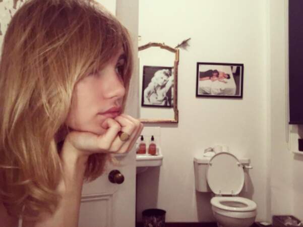 Sans transition, Suki Waterhouse a rendu hommage aux selfies aux WC de Kylie Jenner. Enfin, on croit.