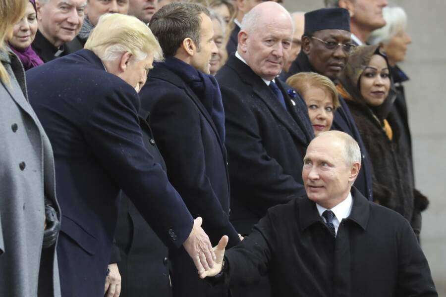 Vladimir Poutine salue Donald Trump lors de son arrivée sous l'Arc de Triomphe pour la commémoration de l'Armistice