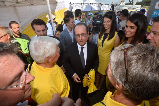 Les hôtesses ne perdent pas une miette de la rencontre au sommet entre Raymond Poulidor et le président Hollande.