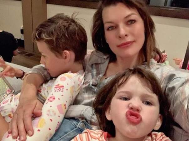 Faire des photos de famille, c'est pas toujours facile. Milla Jovovich peut témoigner. 