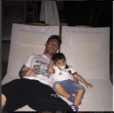 Duo sur canapé : Lionel Messi et son petit Thiago