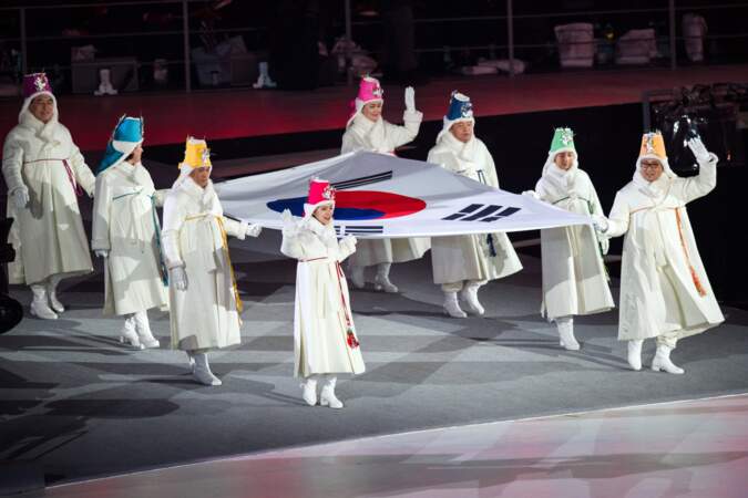 Le drapeau du pays hôte était porté par d'anciens médaillés olympiques