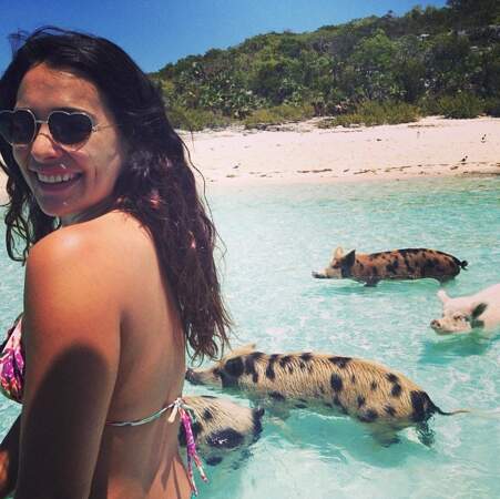 Se baigner avec des cochons sauvages, pas de problème pour Natalie 