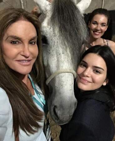 Caitlyn et Kendall Jenner font un gros calinou à un cheval 
