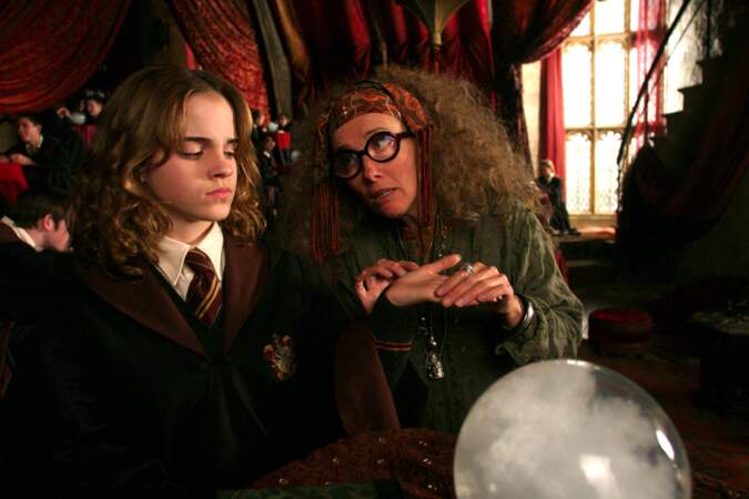 Hermione au côté de Sibylle Trelawney (alias Emma Thompson) dans le Prisonnier d'Azkaban