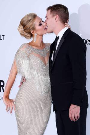Paris Hilton et Chris Zylka, démonstratifs lors du gala de l'amfAR