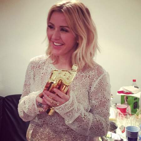 Ellie Goulding et son award, en coulisses