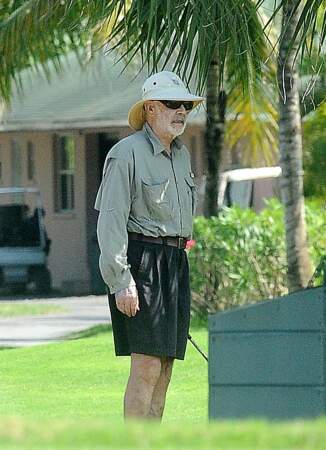 Sean Connery, lui, a opté pour la chemise longue et le chapeau d'Indiana Jones. 