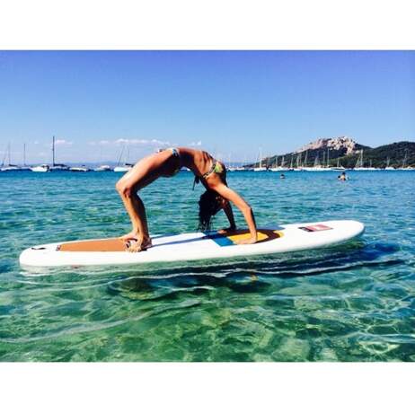 Et en plus, elle fait du yoga tout en faisant du surf. Chapeau !