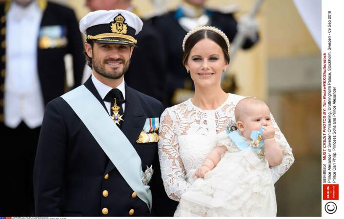 Carl Philip, Sofia et le chérubin arrivent à la chapelle royale du palais de Drottningholm