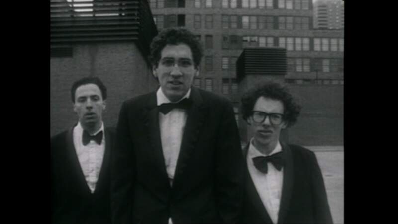 Tout à gauche, c'est bien lui, dans un costume de musicien à New York, dans le court-métrage "In Transit" (1986).