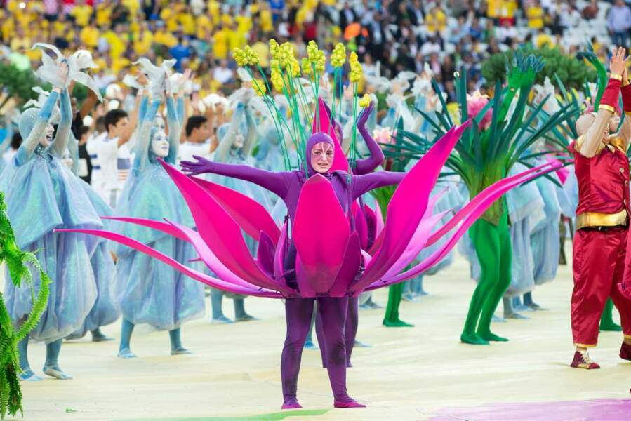 Bienvenue au Brésil ! La cérémonie d'ouverture a proposé son lot de costumes excentriques ! 