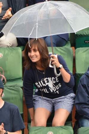 Mini-short et parapluie, la comédienne Julie de Bona est parée pour tous les temps