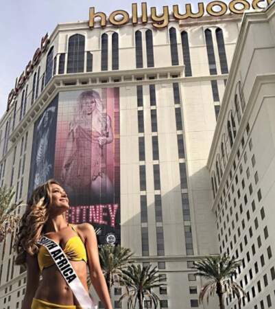 A son arrivée à Las Vegas, elle a profité pour posé à côté d'une affiche de l'une de ses idoles...