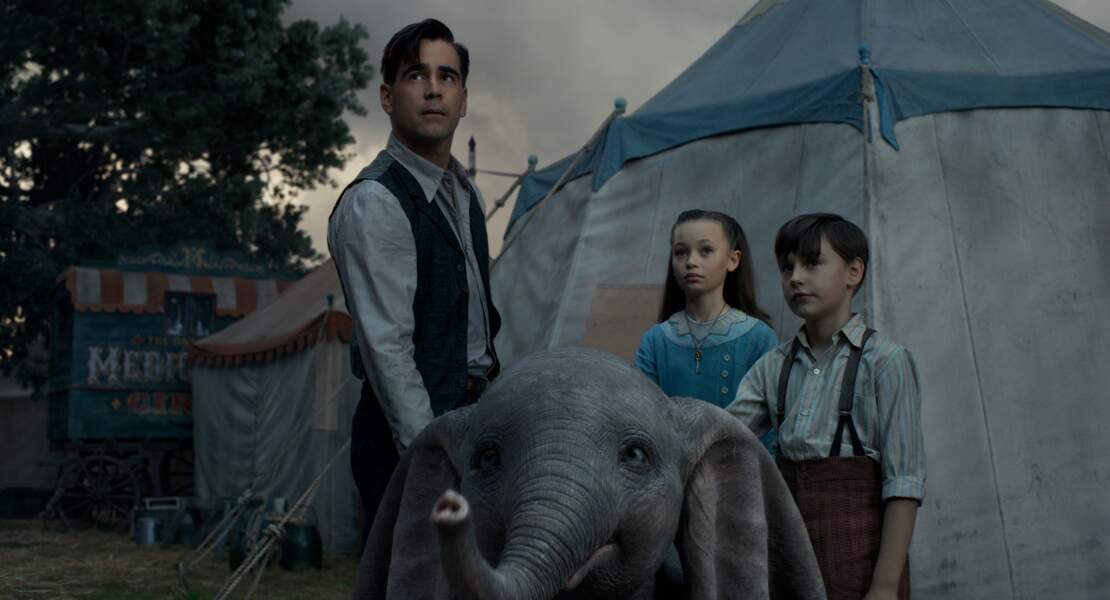 Avec ses enfants Holt Farrier prend très à coeur le bien-être de l'éléphanteau resté seul sans sa maman