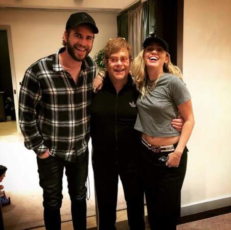 Miley Cyrus et Liam Hemsworth étaient super heureux de rencontrer Elton John. 