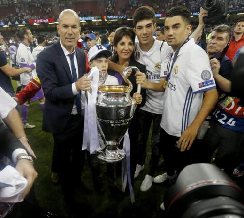 Pour une fois, Zinédine Zidane a lui aussi posé avec sa femme Véronique et leurs garçons…